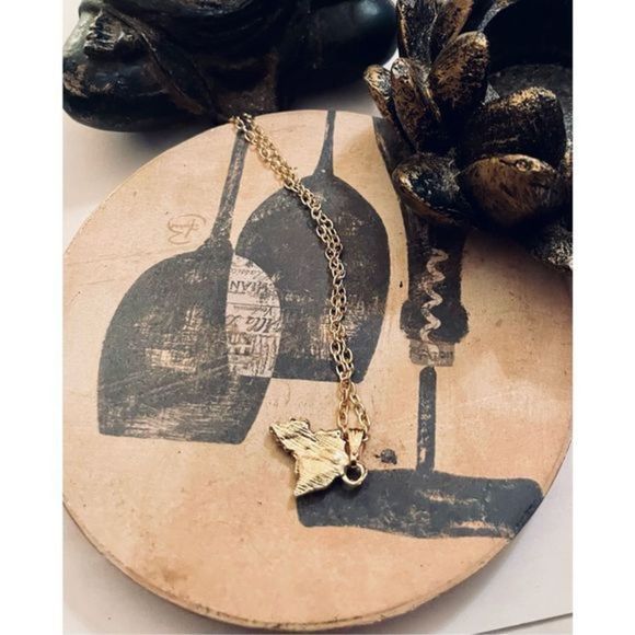 PRETTY GOLD GRAPE VINE NECKLACE - Picture 3 of 6